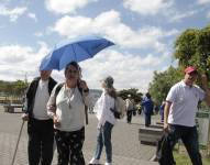 Foto de archivo, ciudadanos se protegen del fuerte sol en Quito.