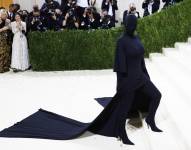 Kim Kardashian impactó cubierta de pies a cabeza con un estilismo de Balenciaga.