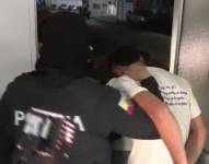 Imagen de un hombre detenido con armas en un velorio.