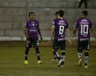 Jugadores de Independiente del Valle, saliendo del campo.