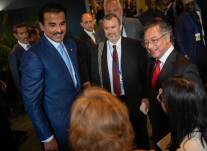 Fotografía cedida por la Presidencia de Colombia que muestra al mandatario Colombiano, Gustavo Petro y al emir de Catar, Tamim bin Hamad Al Thani, este martes en Nueva York, Estados Unidos.