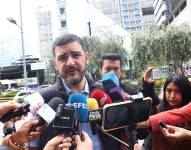Imagen de Aquiles Álvarez llegando a la audiencia del caso Triple A, en el Complejo Judicial Norte de Quito.