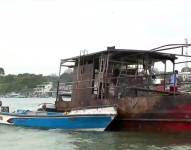 Imagen del incendio de un barco en Guayaquil.