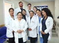 Imagen referencial para graficar a médicos y enfermeros residentes.