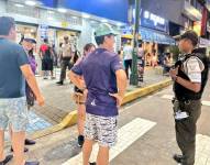 Agentes de la Policía controlando el espacio público.