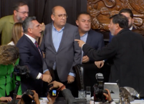 Los senadores mexicanos Gerardo Fernández Noroña, oficialista, y Alejandro Moreno, opositor, se enfrentaron a golpes.