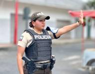 Imagen de una agente policial de Durán controlando el tránsito.