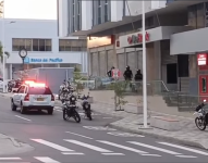 Imagen de policías ingresando a una agencia bancaria de Manta para frustrar un robo.