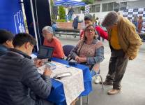 Funcionarios del SRI atienden a personas de la tercera edad.
