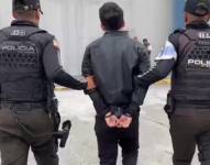 Foto de un hombre detenido por intentar asesinar a su pareja en Puerto Santa Ana, la tarde del martes 27 de agosto.