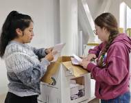 Integrantes de una junta receptora del voto en Cuenca realicen el conteo de las papeletas.