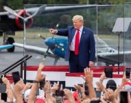 El candidato presidencial del Partido Republicano, el expresidente Donald J. Trump, hace un gesto hacia sus partidarios reunidos en Asheboro, Carolina del Norte, EE. UU., el 21 de agosto de 2024.