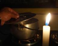 Imagen referencial de una cocina sin luz.