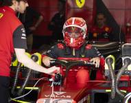 El monegasco Charles Leclerc, de Ferrari, aborda su bólido en el garaje durante la segunda práctica para el Gran Premio de Canadá, el viernes 17 de junio de 2022, en Montreal (Paul Chiasson/The Canadian Press via AP)