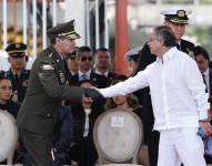 El presidente de Colombia, Gustavo Petro (d), saluda al director de la Policía, el general Willian Salamanca, durante el desfile militar en conmemoración del Día de la Independencia, este sábado en Bogotá.