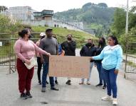 En los exteriores del la carcel de Turi, en Cuenca, un grupo de familiares de presos realiza un plantón.