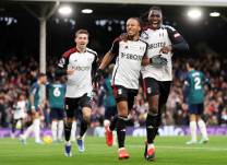 Jugadores del Fulham celebran uno de los goles que le marcaron al Arsenal