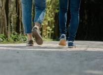 Dos personas caminando