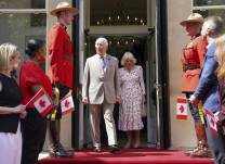 El rey Carlos III del Reino Unido y la reina Camila del Reino Unido se retiran tras una visita a Canada House, la Alta Comisión de Canadá en el Reino Unido, en Londres, el 20 de mayo de 2025.
