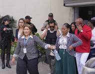 Guayaquil, lunes 22 de diciembre de 2025. Familiares de los niños de Las Malvinas salen de la audiencia.