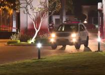 Imagen de una patrulla saliendo de una etapa de una urbanización.