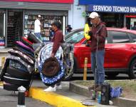 Trabajadores informales venden productos en las calles del norte de Quito.