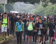 Migrantes centroamericanos caminan en caravana, hoy en la ciudad de Tapachula en el estado de Chiapas.
