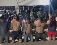 Imagen de los cinco miembros de Los Choneros capturados en el cantón Montalvo, Los Ríos.