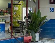 Imagen de un cajero destruido en una estación de servicio, en el sur de Guayaquil.