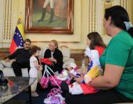 Fotografía cedida por Prensa del Palacio de Miraflores donde se observa al presidente de Venezuela, Nicolás Maduro (c-i), junto a la primera dama, Cilia Flores (c-d), durante un acto de gobierno, acompañados por Yorely Bernal y su hija, Maikelys Espinoza, este miércoles en Caracas (Venezuela)