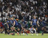 Los jugadores de Independiente del Valle celebran en Colombia la clasificación a semifinales de la Copa Sudamericana ante Once Caldas.