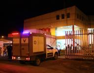 Un vehículo de Medicina Legal ingresa al centro forense en Cuenca. Hasta ese lugar fueron trasladados los cadáveres.