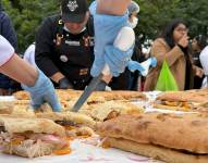Fotografía de archivo de personas preparando un pan con chicharrón. EFE/ Mikhail Huacán
