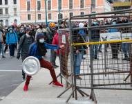Manifestantes protestan por el alza en los precios del combustible, por las calles de Quito (Ecuador).