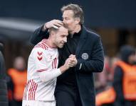 Christian Eriksen de Dinamarca (L) y el entrenador en jefe de Dinamarca Kasper Hjulmand durante el partido amistoso de fútbol internacional entre Dinamarca y Serbia en el Parque, Copenhague