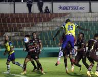 El defensa Ousmane Ndong cabecea el balón ante Mushuc Runa