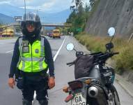 Agente de tránsito en la av. Simón Bolívar.