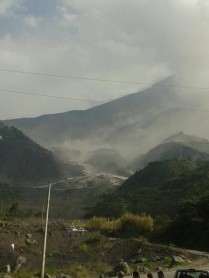 Actividad de volcán Tungurahua sigue alta y su ceniza cubre a varios poblados