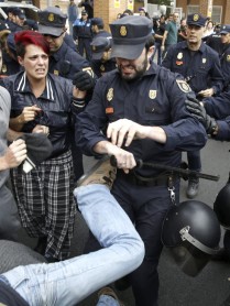 Manifestantes intentan impedir que ambulancia se lleve al perro Excálibur