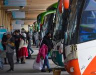 Buses estacionados en la Terminal Terrestre de Cuenca.