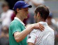 El italiano Jannik Sinner saluda al francés Richard Gasquet tras acabar su partido de segunda ronda en el Abierto de Francia en París.
