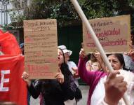 Manifestantes en los exteriores de la Corte Constitucional, este 27 de agosto.