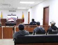 El hijo de Verónica Abad, Francisco Barreiro, ingresó a la sala de audiencia acompañado de policías.