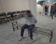 Imagen de uno de los policías retenidos en Toacaso, Cotopaxi.