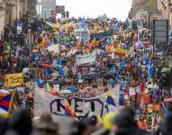 Miles de activistas y manifestantes marchaban ayer para exigir acciones de los líderes mundiales en la COP26 que tiene lugar en Glasgow, Gran Bretaña. EFE / ROBERT PERRY