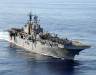 Buque de asalto de Estados Unidos va por las costas venezolanas