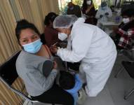 Una persona recibe una dosis de refuerzo de la vacuna contra la covid-19 en un punto de vacunación, en La Paz. EFE/Martin Alipaz