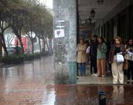 Cuenca, 15 de agosto de 2025. Ciudadanos escampan de las intensas lluvias.