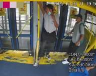 Imagen de los dos delincuentes que asaltaron en un bus de la Metrovía.