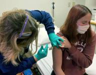 Desde mañana recibirán sus dosis los niños a partir de los 12 años que tienen enfermedades agravantes. AP